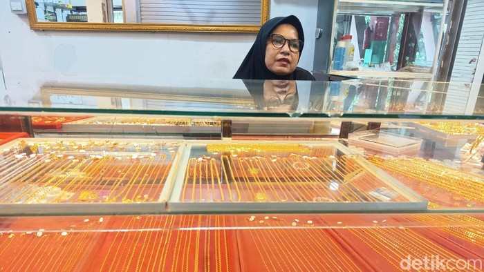 Salah satu toko emas di Pasar Sukaramai Medan