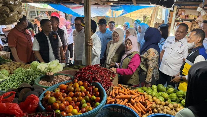 TPID Sulsel turun meninjau harga cabai rawit di sejumlah pasar Kota Makassar.