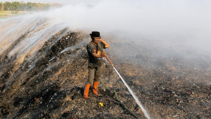 Sejumlah polisi memadamkan api yang membakar Tempat Pembuangan Sementara (TPS) Plosojenar di Jakenan, Pati, Jawa Tengah, Kamis (24/9/2026). TPS Plosojenar mengalami kebakaran yang terjadi sejak Rabu (23/9) diduga karena dipicu oleh adanya pembakaran daun kering (slamper tebu) pada lahan tebu yang berada di dekat lokasi TPS. ANTARA FOTO/Nirza/app/nym.