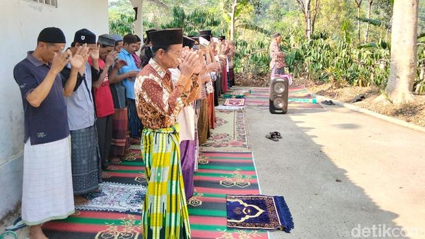 Tradisi Perang Cendol Dawet di Temanggung Suasana perang cendol dawet untuk meminta hujan di Desa Kemiriombo, Kecamatan Gemawang, Kabupaten Temanggung, Jumat (25/9/2026).