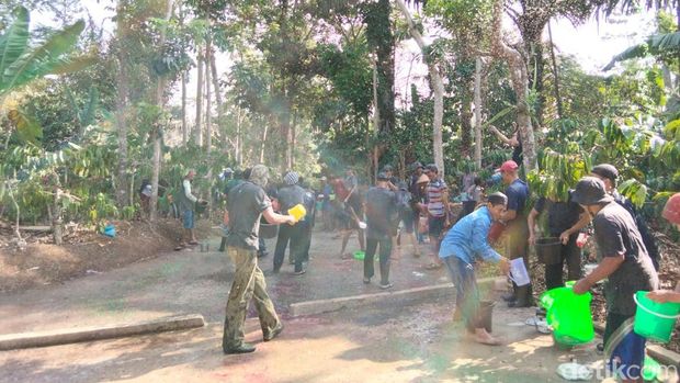 Tradisi Perang Cendol Dawet di Temanggung Suasana perang cendol dawet untuk meminta hujan di Desa Kemiriombo, Kecamatan Gemawang, Kabupaten Temanggung, Jumat (25/9/2026).