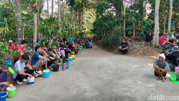 Tradisi Perang Cendol Dawet di Temanggung Suasana perang cendol dawet untuk meminta hujan di Desa Kemiriombo, Kecamatan Gemawang, Kabupaten Temanggung, Jumat (25/9/2026).