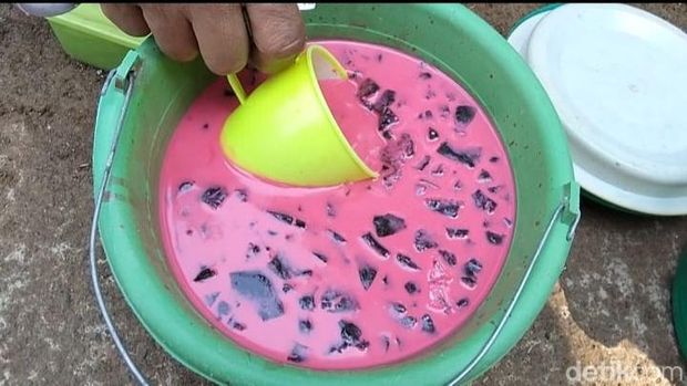 Tradisi Perang Cendol Dawet di Temanggung Suasana perang cendol dawet untuk meminta hujan di Desa Kemiriombo, Kecamatan Gemawang, Kabupaten Temanggung, Jumat (25/9/2026).