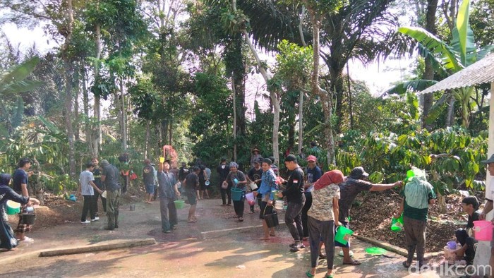 Suasana perang cendol dawet untuk meminta hujan di Desa Kemiriombo, Kecamatan Gemawang, Kabupaten Temanggung, Jumat (25/9/2026).