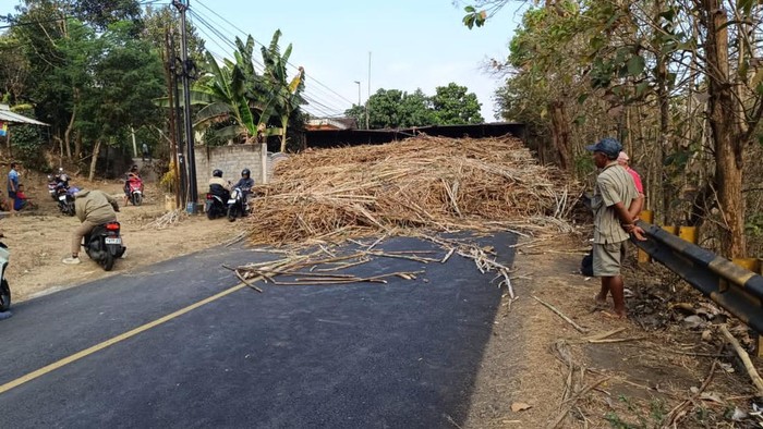 Truk terguling melintang di Jalur Blitar- Malang