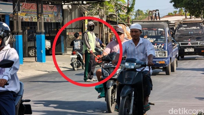 Tunarungu yang membantu mengatur arus lalin di Pamekasan