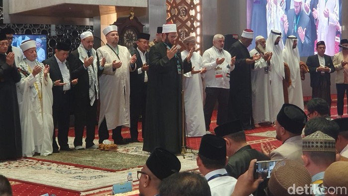 ulama dan imam besar dari 39 negara salat Jumat di Masjid Istiqlal ulama dan imam besar dari 39 negara salat Jumat di Masjid Istiqlal, Jakarta, Jumat (25/9/2026)