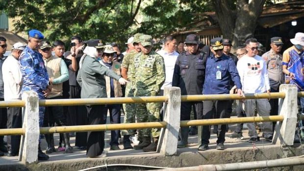 Wali Kota Kendari Siska Karina Imran gaungkan program ASRI lewat Karya Bhakti dalam rangka HUT TNI. Wali Kota Kendari Siska Karina Imran gaungkan program ASRI lewat Karya Bhakti dalam rangka HUT TNI.