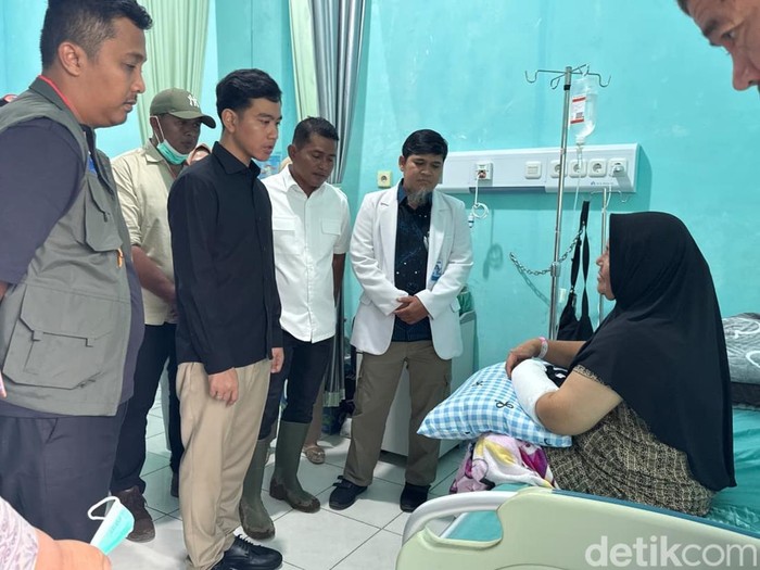 Wakil Presiden Gibran Rakabuming Raka mengunjungi RSUD Solok melihat korban bencana alam