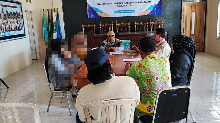 Warga lereng Gunung Bromo di Desa Andonosari, Kecamatan Tutur, Pasuruan saat melapor usai menjadi korban begal pantat dan payudara.