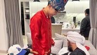 Setelah khitan, Willie kembali mendapat kejutan dari Ustaz Derry Sulaiman. Willy diminta untuk memakai pakaian pengantin sunat. Foto: Instagram @willie27_