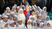 Momen syukuran Willie Salim khitan ditutup dengan kegiatan sosial. Willie Salim membagikan santunan kepada anak-anak yatim dan para tamu yang menghadiri acara tersebut. Bagi anak yatim seratus orang kurang lebih, semua yang hadir dapat juga semua saweran, jelas Derry Sulaiman. Foto: Instagram @willie27_