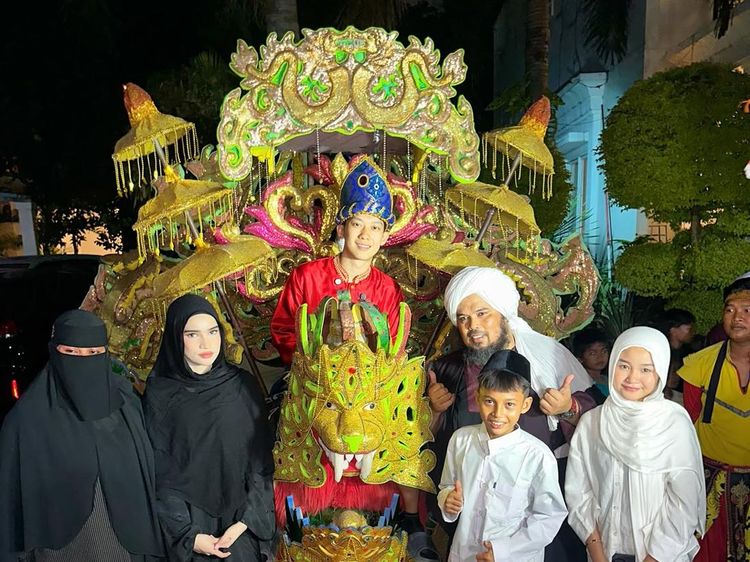 Willie Salim Diarak Keliling Usai Khitan pada Usia 24 Tahun