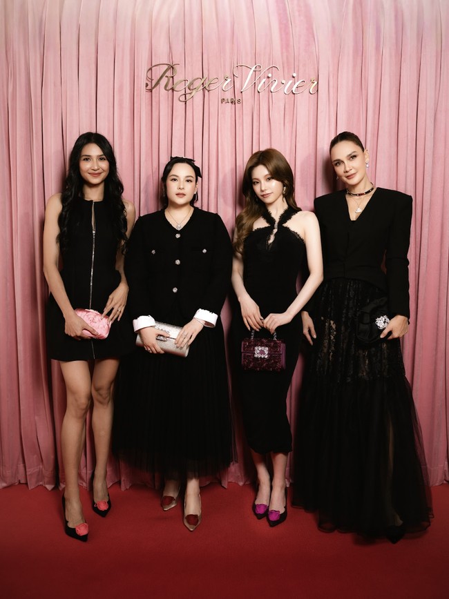 Banjir visual. Yeji ITZY bersanding dengan tiga aktris ternama Tanah Air Luna Maya, Chelsea Islan, dan Mikha Tambayong. Foto: dok. Roger Vivier