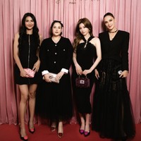Banjir visual. Yeji ITZY bersanding dengan tiga aktris ternama Tanah Air Luna Maya, Chelsea Islan, dan Mikha Tambayong. Foto: dok. Roger Vivier