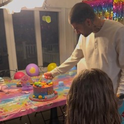 Daddys Little Girl, Zayn Malik Rayakan Ultah Ke-6 Khai di Taman Hiburan