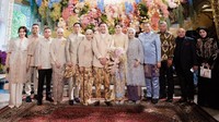 Potret keluarga Melly Goeslaw dengan Bambang Soesatyo setelah lamaran anaknya. Raffi Ahmad datang bersama Nagita Slavina. (Foto: dok Instagram raffinagita1717)