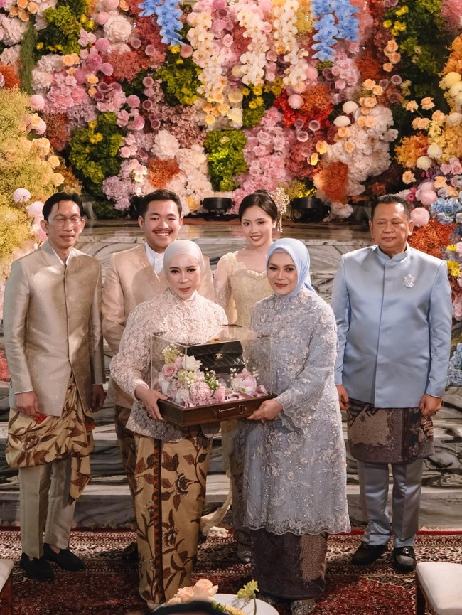 Gaya Melly Goeslaw Berkebaya Nude saat Anaknya Lamar Putri Bambang Soesatyo