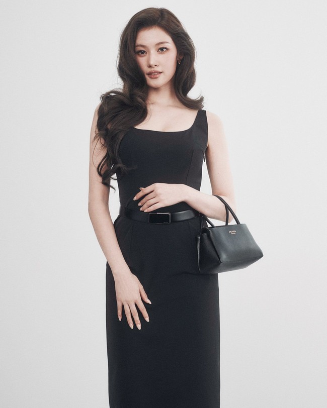 Sana TWICE kembali menunjukkan eksistensinya sebagai global brand ambassador Prada. Ia menjadi tamu istimewa yang menghadiri peragaan busananya selama Milan Fashion Week 2026. Foto: Dok. X