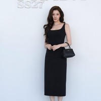 Personel TWICE asal Jepang itu tampil dalam balutan dress hitam dilengkapi aksen belt Prada. Rambutnya pun di-styling bergelombang memancarkan aura anggun dan elegan di Milan. Foto: Dok. X