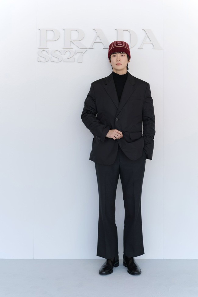 Gaya Jaehyun NCT tak kalah mencuri perhatian publik. Kali ini, ia tampil di Milan Fashion Week dengan gaya semi formal memakai setelan jas dan atasan berkerah tinggi berwarna hitam. Serta aksesori beanie merah sebagai statement. Foto: Dok. X