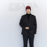 Gaya Jaehyun NCT tak kalah mencuri perhatian publik. Kali ini, ia tampil di Milan Fashion Week dengan gaya semi formal memakai setelan jas dan atasan berkerah tinggi berwarna hitam. Serta aksesori beanie merah sebagai statement. Foto: Dok. X