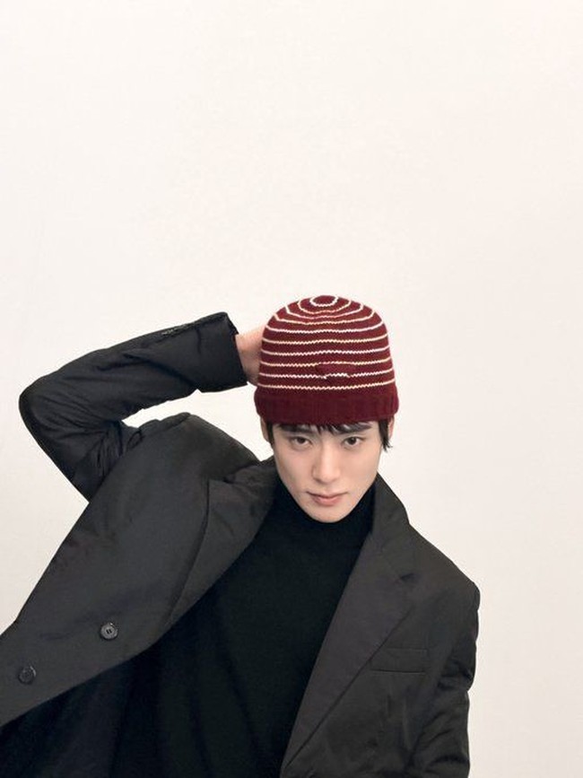 Lewat akun Instagram, Jaehyun NCT memamerkan sederet gayanya berpose di venue peragaan busana Prada. Ini adalah tahun keempatnya sejak tergabung dalam keluarga rumah mode Prancis tersebut. Foto: Dok. X