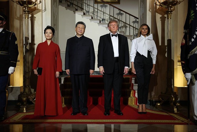 State dinner atau jamuan kenegaraan biasanya digelar Presiden Amerika Serikat untuk menyambut kepala negara yang tengah berkunjung. Sepanjang sejarah hajatan formal itu, tampilan ibu negara tuan rumah tak pernah jauh dari gaun malam. Sampai akhirnya, Melania Trump mendobrak tradisi tersebut saat menjamu Presiden China Xi Jinping dan istrinya, Peng Liyuan, di Gedung Putih, Washington D.C., pada Kamis (24/9/2026). (Foto: Kevin Dietsch/Getty Images)