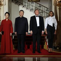 State dinner atau jamuan kenegaraan biasanya digelar Presiden Amerika Serikat untuk menyambut kepala negara yang tengah berkunjung. Sepanjang sejarah hajatan formal itu, tampilan ibu negara tuan rumah tak pernah jauh dari gaun malam. Sampai akhirnya, Melania Trump mendobrak tradisi tersebut saat menjamu Presiden China Xi Jinping dan istrinya, Peng Liyuan, di Gedung Putih, Washington D.C., pada Kamis (24/9/2026). (Foto: Kevin Dietsch/Getty Images)