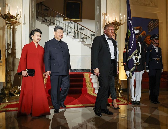 Lewat tampilan menswear ini, Melania sedang memberikan penghormatan untuk negara tamunya. Sebuah bentuk soft-diplomacy yang terasa cukup bermakna di tengah dinamika hubungan AS-China. (Foto: Kevin Dietsch/Getty Images)