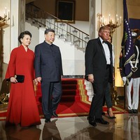 Lewat tampilan menswear ini, Melania sedang memberikan penghormatan untuk negara tamunya. Sebuah bentuk soft-diplomacy yang terasa cukup bermakna di tengah dinamika hubungan AS-China. (Foto: Kevin Dietsch/Getty Images)