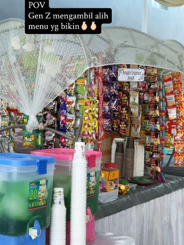 Aksi kreatif Gen Z di resepsi pernikahan viral usai menghadirkan stand jajanan ala warung kelontong dan angkringan anak sebagai menu catering unik para tamu.