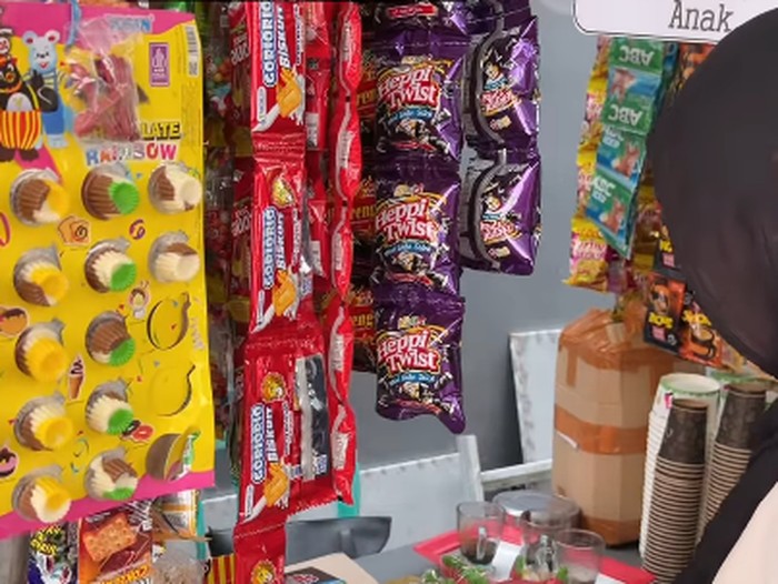 Aksi kreatif Gen Z di resepsi pernikahan viral usai menghadirkan stand jajanan ala warung kelontong dan angkringan anak sebagai menu catering unik para tamu.