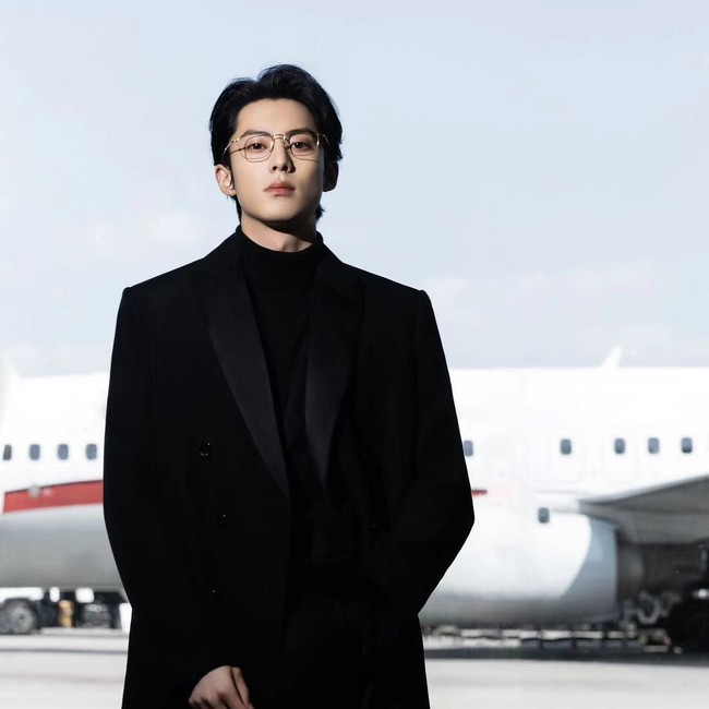 Dylan Wang merupakan salah satu aktor tampan pemeran CEO dalam drama China populer, Only for Love yang tayang 2023 lalu. Dylan Wang selalu tampil dengan pesona pria dingin berkuasa yang menarik perhatian para wanita. Foto: Dok. Weibo, iQIYI, Youku, Instagram