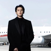 Dylan Wang merupakan salah satu aktor tampan pemeran CEO dalam drama China populer, Only for Love yang tayang 2023 lalu. Dylan Wang selalu tampil dengan pesona pria dingin berkuasa yang menarik perhatian para wanita. Foto: Dok. Weibo, iQIYI, Youku, Instagram
