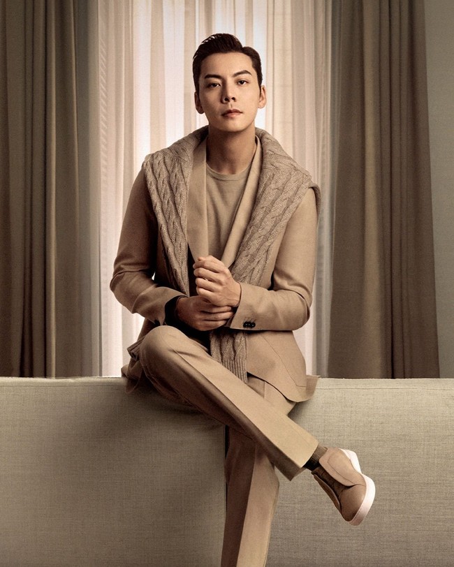 William Chan berperan sebagai CEO dalam drama Loves Ambition. Ia berperan sebagai Shen Haoming, CEO sukses dari kalangan elite perkotaan dalam drama tersebut. Foto: Dok. Weibo, iQIYI, Youku, Instagram