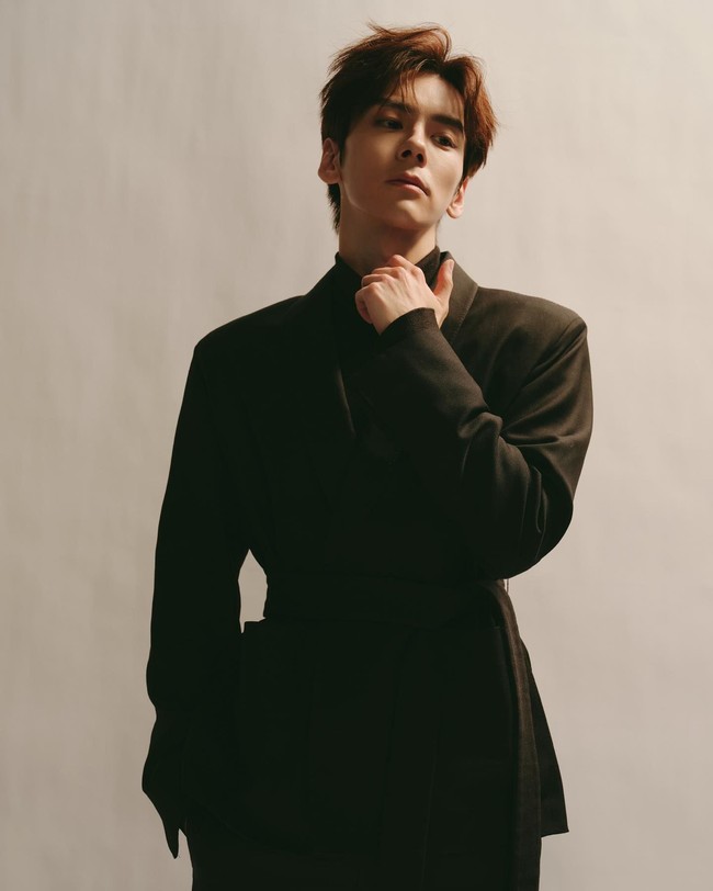 Wei Zheming juga sering tampil dalam drama China sebagai CEO. Dalam drama Unforgettable Love yang tayang pada 2021 lalu, ia berperan sebagai He Qiaoyan adalah CEO Heshi Group yang dikenal rasional, dingin, dan sulit menunjukkan perasaan. Foto: Dok. Weibo, iQIYI, Youku, Instagram