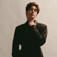 Wei Zheming juga sering tampil dalam drama China sebagai CEO. Dalam drama Unforgettable Love yang tayang pada 2021 lalu, ia berperan sebagai He Qiaoyan adalah CEO Heshi Group yang dikenal rasional, dingin, dan sulit menunjukkan perasaan. Foto: Dok. Weibo, iQIYI, Youku, Instagram