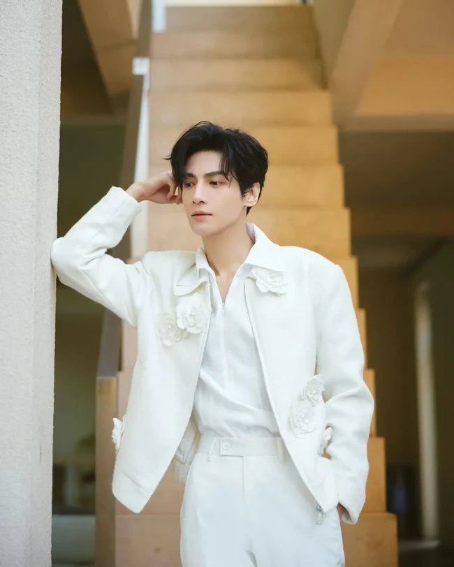 Nama Luo Yunxi tak asing lagi dalam drama China. Ia sering berperan sebagai bos dingin yang menarik perhatian. Seperti dalam drama Lie to Love, Luo Yunxi memerankan Li Zeliang, CEO yang dikenal dingin dan misterius. Foto: Dok. Weibo, iQIYI, Youku, Instagram