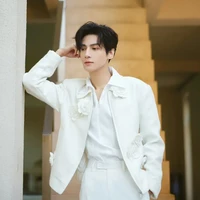 Nama Luo Yunxi tak asing lagi dalam drama China. Ia sering berperan sebagai bos dingin yang menarik perhatian. Seperti dalam drama Lie to Love, Luo Yunxi memerankan Li Zeliang, CEO yang dikenal dingin dan misterius. Foto: Dok. Weibo, iQIYI, Youku, Instagram
