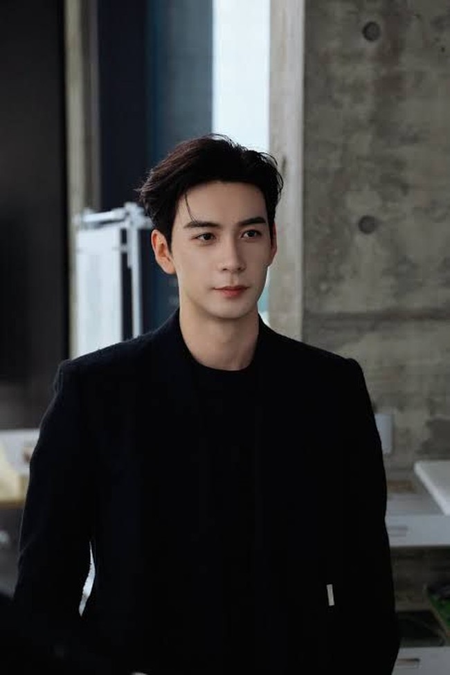 Chen Xingxu sering berperan sebagai CEO yang dingin dan tegas. Salah satunya dalam drama My Boss, ia berperan sebagai Qian Heng, bos yang terkenal tegas, dingin, dan perfeksionis. Foto: Dok. Weibo, iQIYI, Youku, Instagram