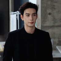 Chen Xingxu sering berperan sebagai CEO yang dingin dan tegas. Salah satunya dalam drama My Boss, ia berperan sebagai Qian Heng, bos yang terkenal tegas, dingin, dan perfeksionis. Foto: Dok. Weibo, iQIYI, Youku, Instagram