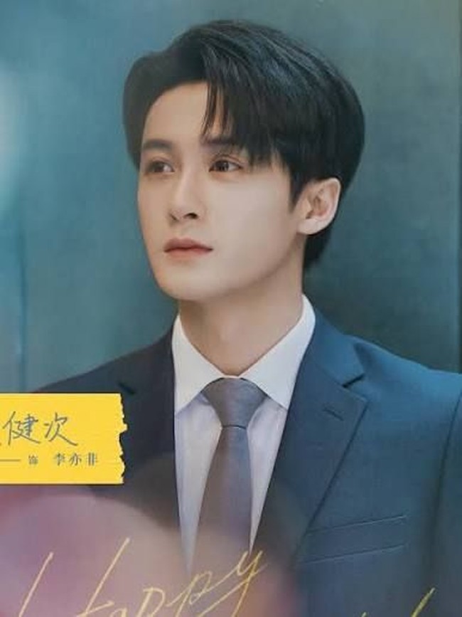 Dalam Love Has Fireworks, Tan Jianci berperan sebagai seorang CEO perusahaan investasi yang dikenal dingin, perfeksionis, serta tidak mudah memperlihatkan perasaannya. Dalam drama China yang tayang 2026 itu beradu peran dengan Wang Churan sebagai sosok wanita tangguh namun gagal dalam asmara. Foto: Dok. Weibo, iQIYI, Youku, Instagram