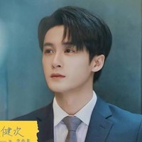 Dalam Love Has Fireworks, Tan Jianci berperan sebagai seorang CEO perusahaan investasi yang dikenal dingin, perfeksionis, serta tidak mudah memperlihatkan perasaannya. Dalam drama China yang tayang 2026 itu beradu peran dengan Wang Churan sebagai sosok wanita tangguh namun gagal dalam asmara. Foto: Dok. Weibo, iQIYI, Youku, Instagram
