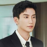 Wang Ziqi termasuk salah satu aktor China tampan yang sering tampil sebagai CEO. Dalam drama The Love You Give Me yang tayang pada 2023 lalu, ia berperan sebagai Xin Qi, CEO Bluejay Group sekaligus pengusaha muda yang sukses. Foto: Dok. Weibo, iQIYI, Youku, Instagram