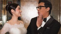 Di foto pertama, tampak Andre Taulany dengan tuksedo hitam lengkap dengan dasi kupu-kupu, lalu kacamata bingkai hitamnya menunjukkan ekspresi terkejut yang kocak sembari memegang pipi. Sementara istrinya, Amanda Rigby, tampil mempesona dengan gaun putih off-shoulder sambil menatap Andre penuh senyum. (Foto: dok Instagram andreastaulany)