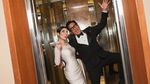 Gaya Kocak Andre Taulany-Amanda Rigby Berpose di Lift