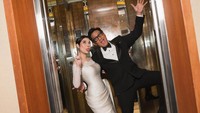 Gaya Kocak Andre Taulany-Amanda Rigby Berpose di Lift