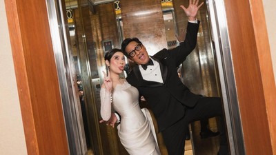 Gaya Kocak Andre Taulany-Amanda Rigby Berpose di Lift