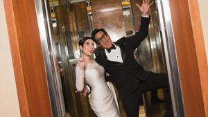 Gaya Kocak Andre Taulany-Amanda Rigby Berpose di Lift